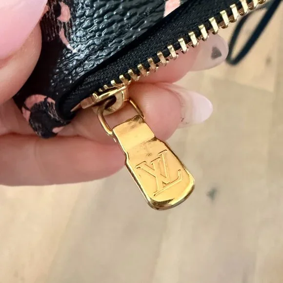 Louis Vuitton Monogram 'Fall For You' Black Pink Wristlet Neverfull MM Pouch LE - Picture 3 of 11